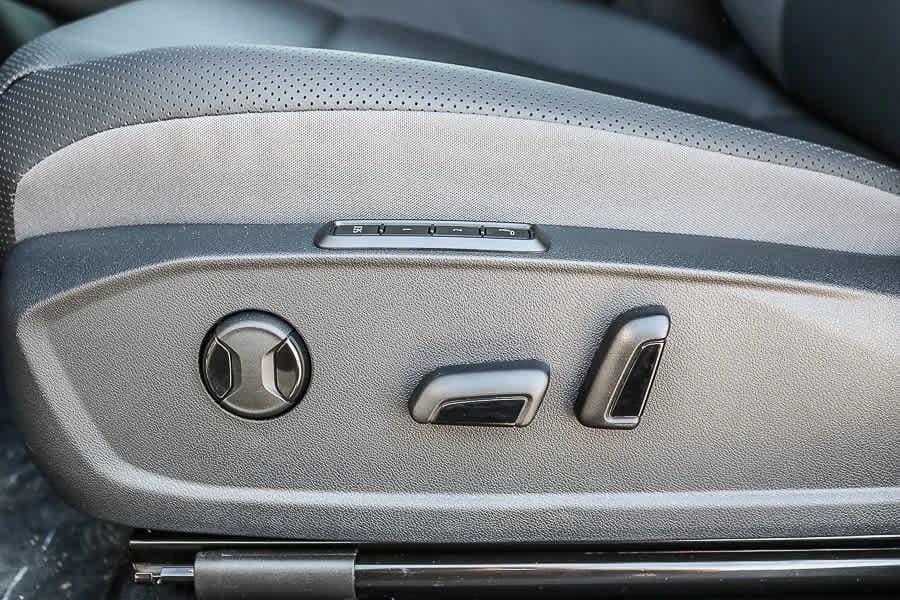 Volkswagen ID.4 Pro S Plus AWD 2025 — side view