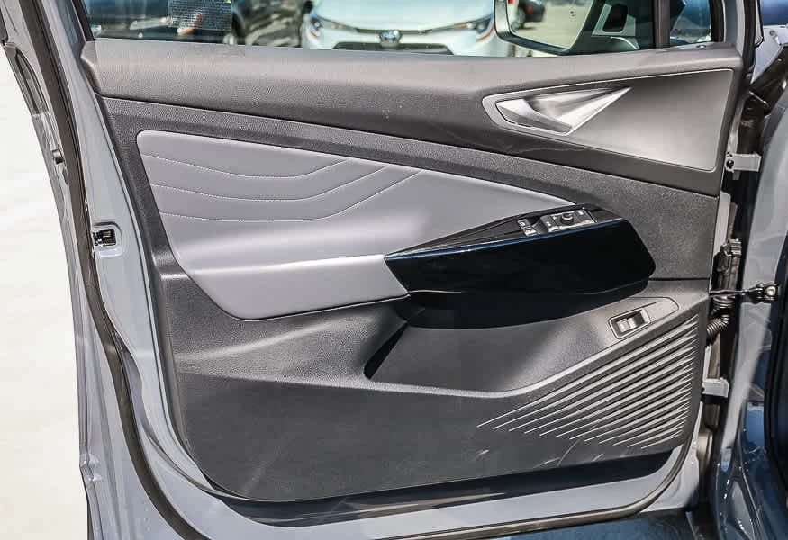 Volkswagen ID.4 Pro S Plus AWD 2025 — side view
