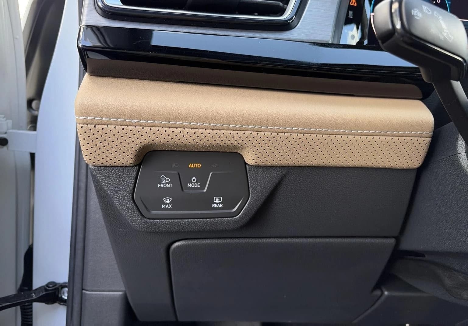 Volkswagen Atlas Cross Sport 2.0T SE w/Technology 4MOTION 2026 — side view