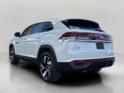 Volkswagen Atlas Cross Sport 2.0T SE w/Technology 4MOTION 2026 — side view