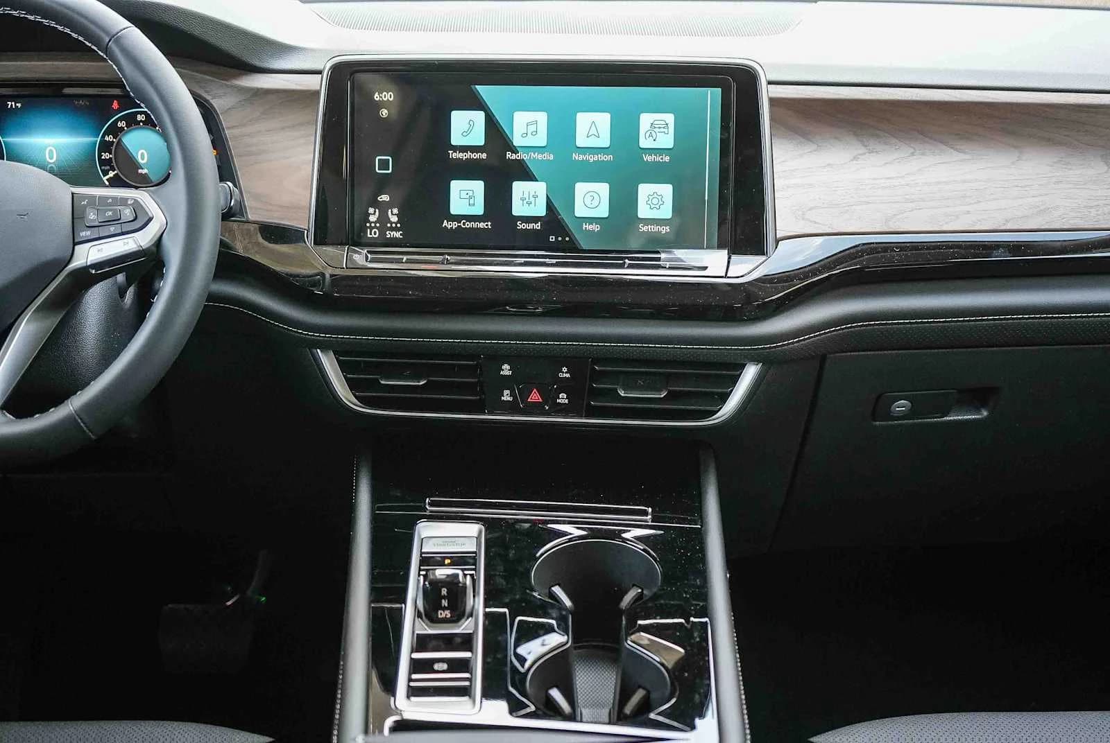Volkswagen Atlas 2.0T SE w/Technology 4MOTION 2026 — side view