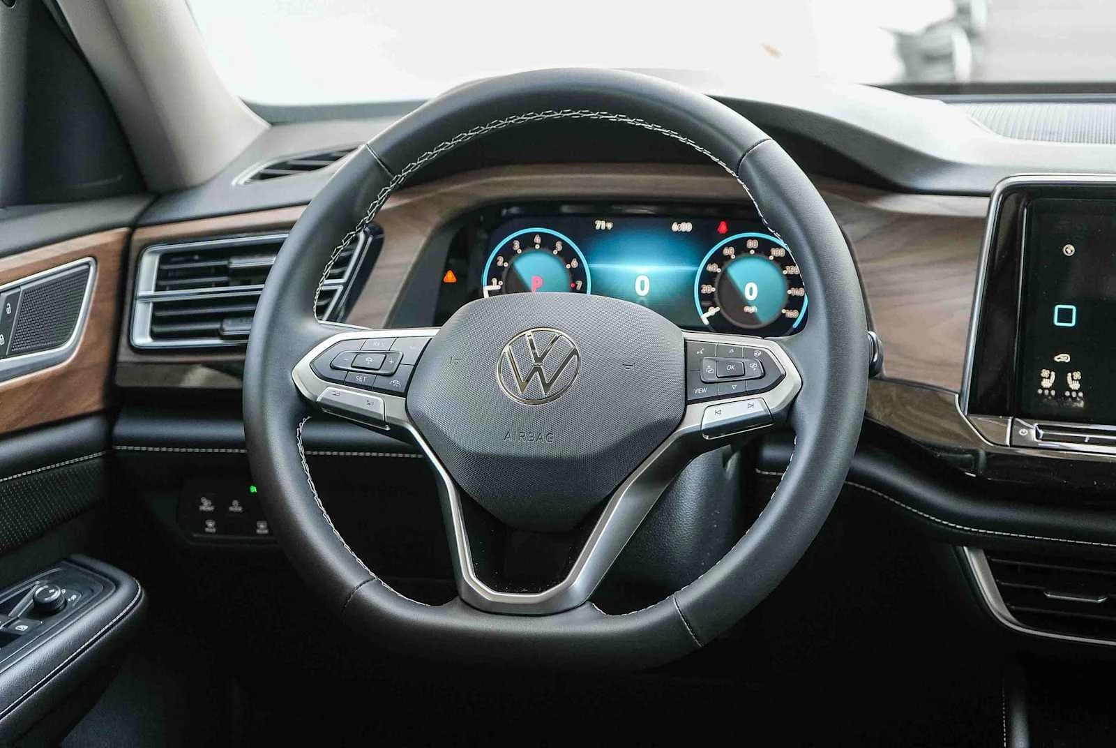 Volkswagen Atlas 2.0T SE w/Technology 4MOTION 2026 — side view
