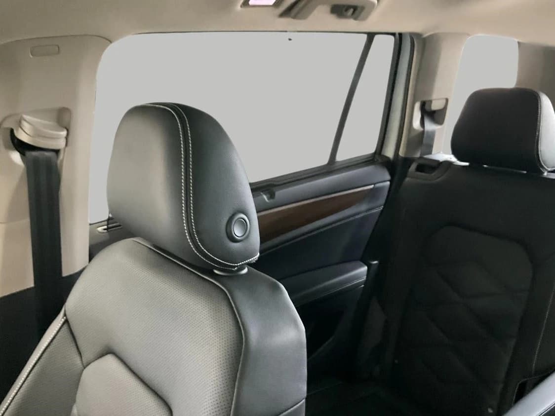 Volkswagen Atlas 2.0T SE w/Technology 4MOTION 2026 — side view