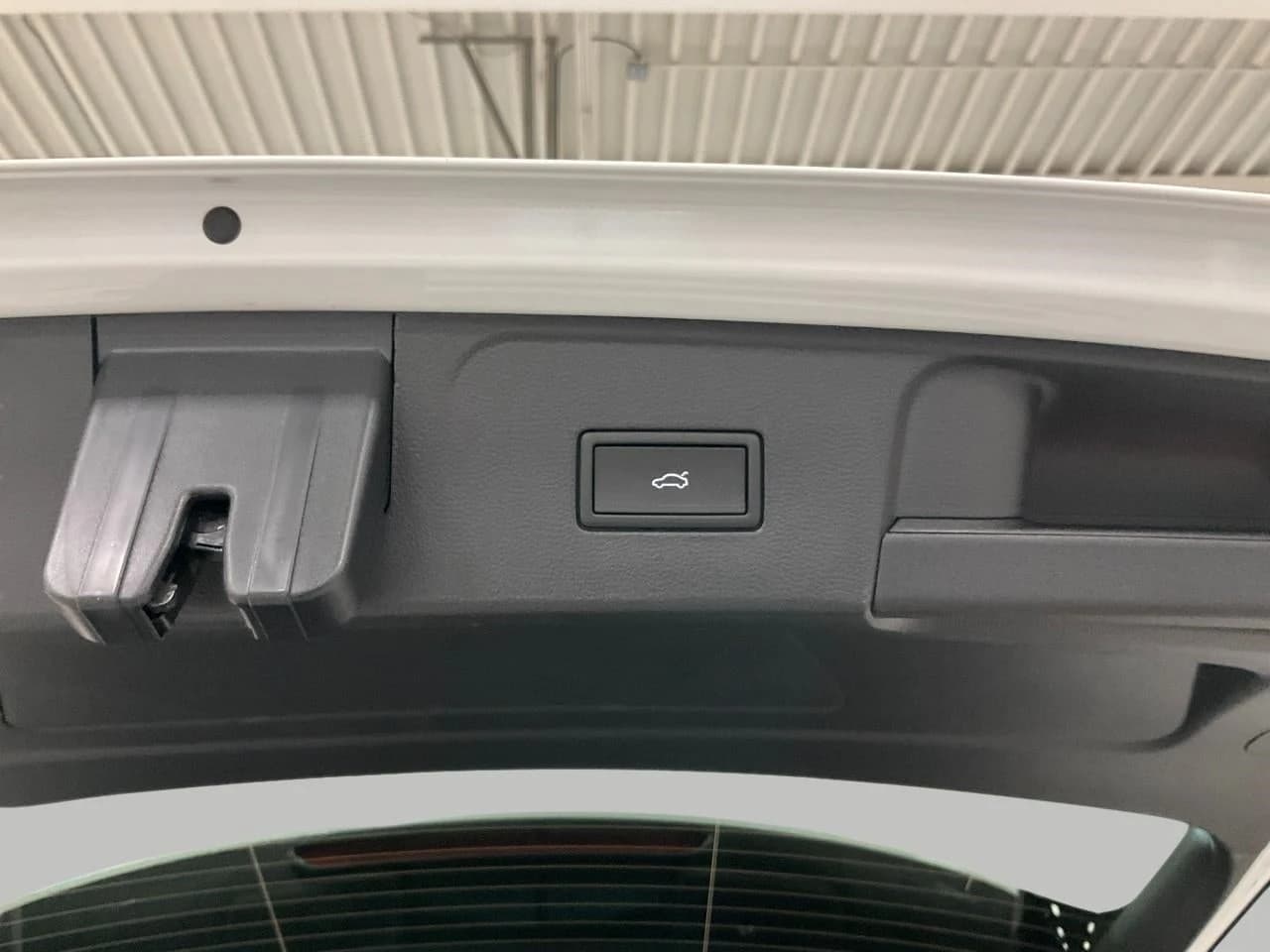 Volkswagen Atlas 2.0T SE w/Technology 4MOTION 2026 — side view