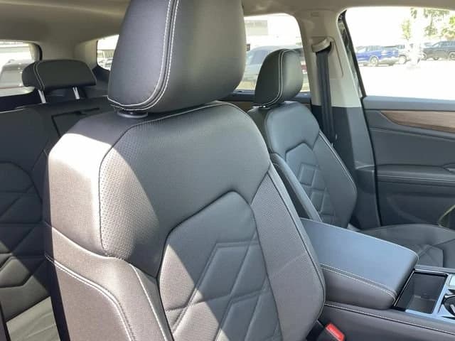 Volkswagen Atlas 2.0T SE w/Technology 4MOTION 2026 — side view