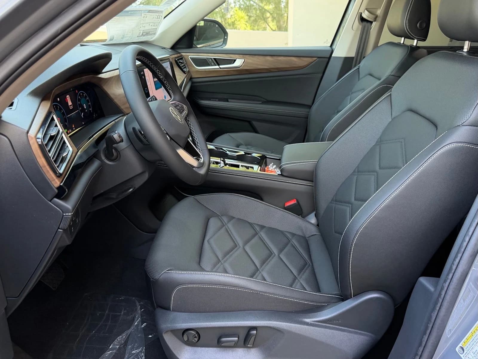 Volkswagen Atlas 2.0T SE w/Technology 4MOTION 2026 — side view
