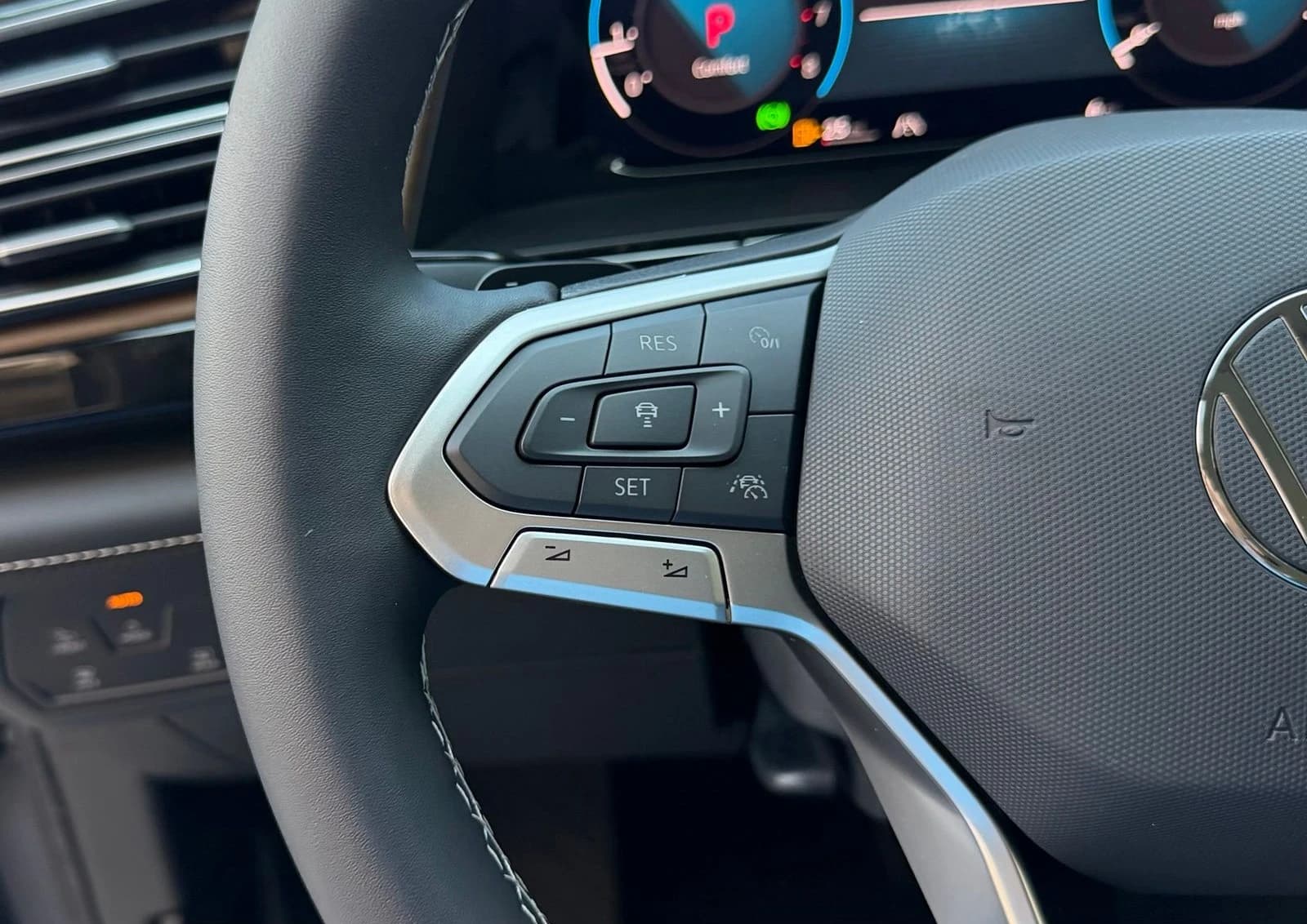 Volkswagen Atlas 2.0T SE w/Technology 4MOTION 2026 — side view