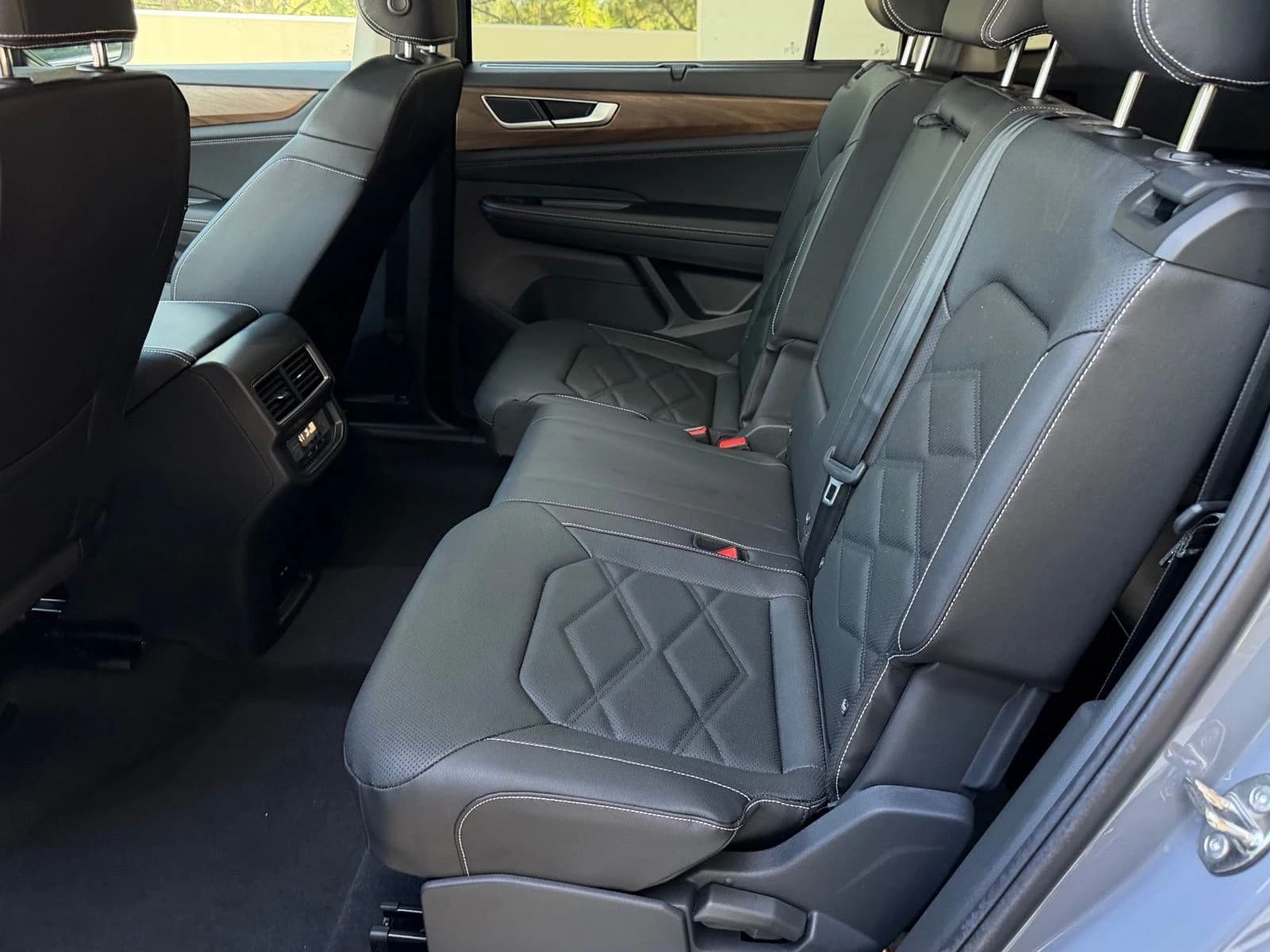 Volkswagen Atlas 2.0T SE w/Technology 4MOTION 2026 — side view