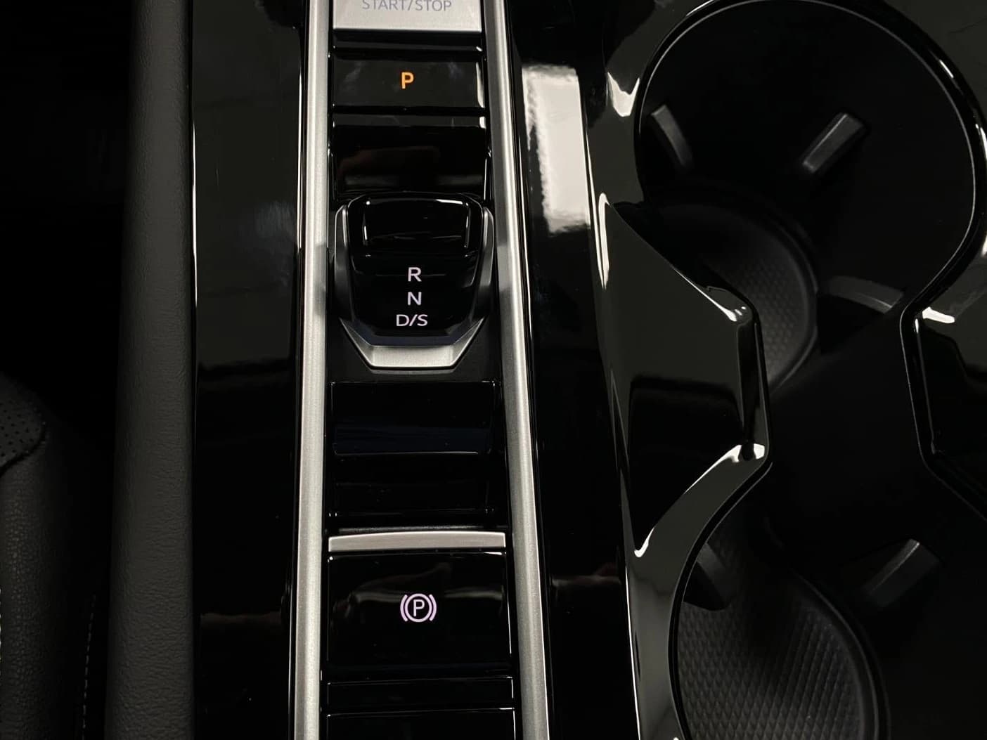 Volkswagen Atlas 2.0T SE w/Technology 4MOTION 2026 — side view