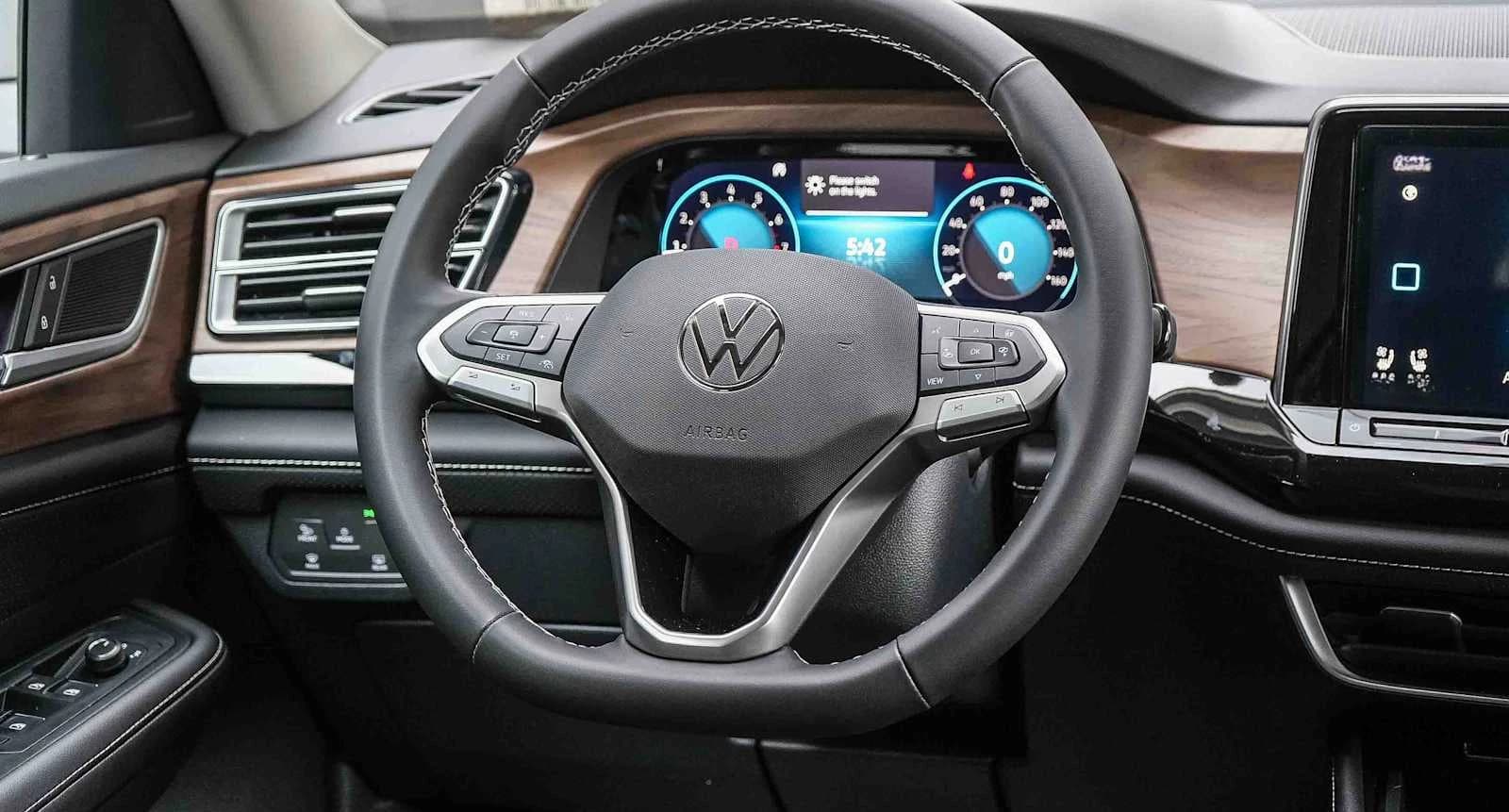 Volkswagen Atlas 2.0T SE w/Technology 4MOTION 2026 — side view