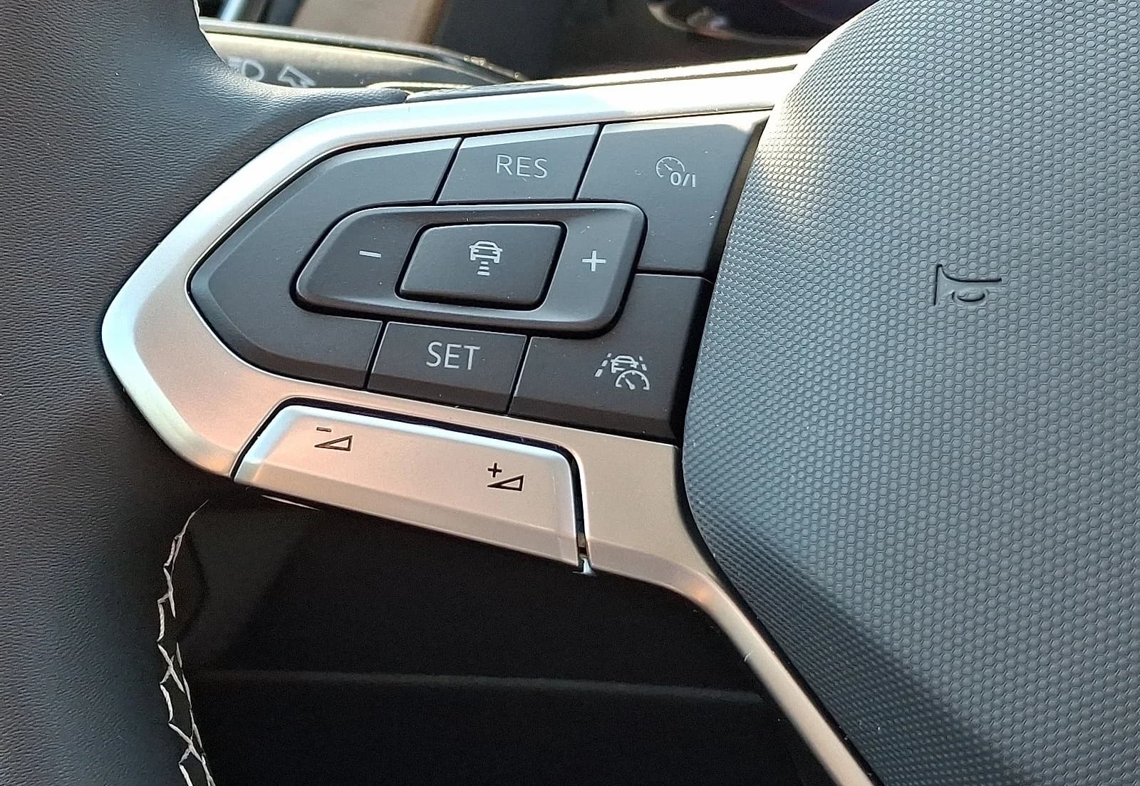 Volkswagen Atlas 2.0T SE 4MOTION 2026 — side view