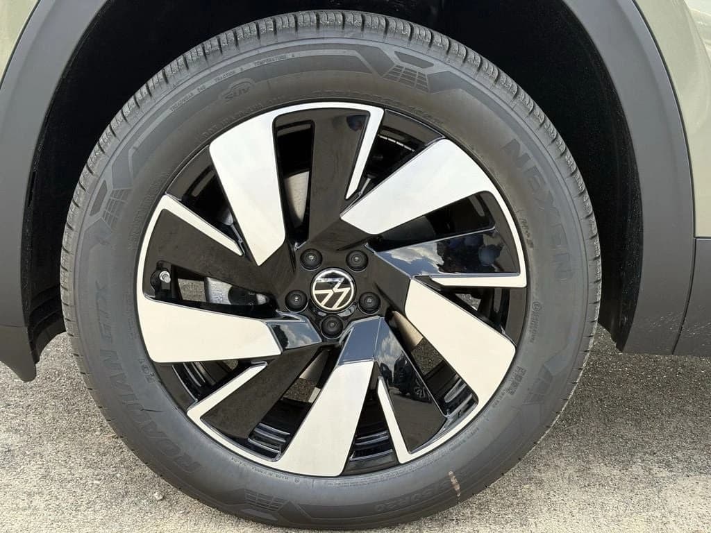 Volkswagen Atlas Cross Sport 2.0T SE w/Technology FWD 2026 — side view