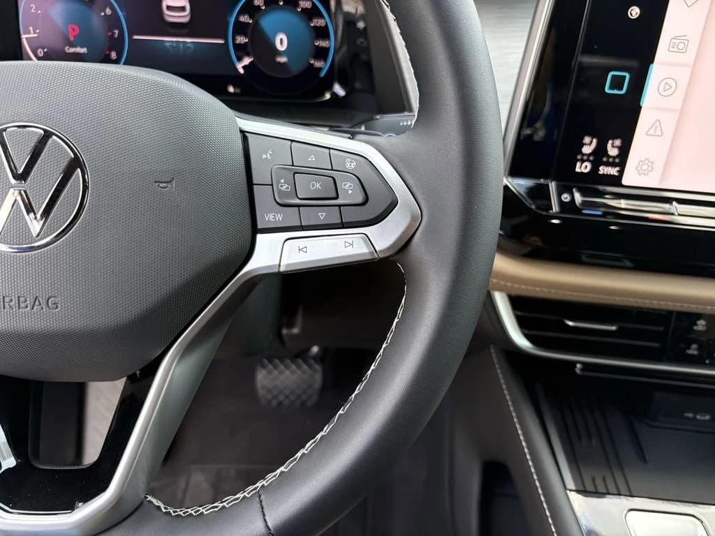 Volkswagen Atlas Cross Sport 2.0T SE w/Technology FWD 2026 — side view