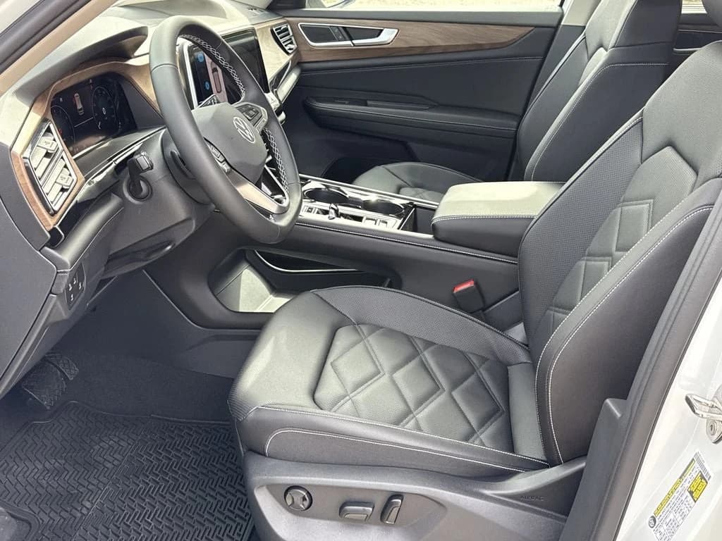 Volkswagen Atlas 2.0T SE w/Technology FWD 2026 — side view