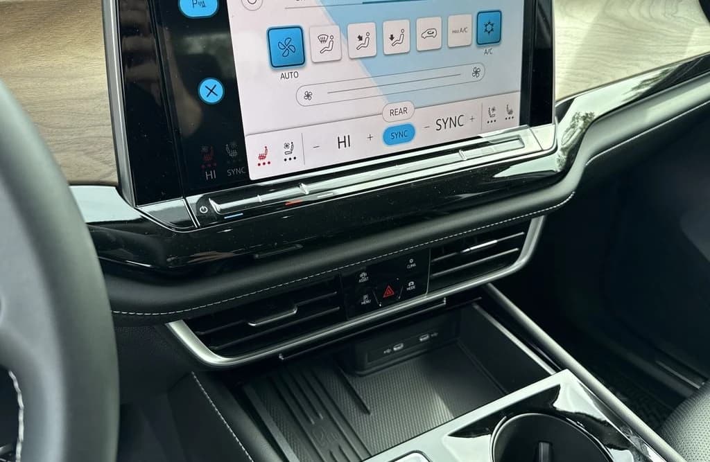 Volkswagen Atlas 2.0T SE w/Technology FWD 2026 — side view
