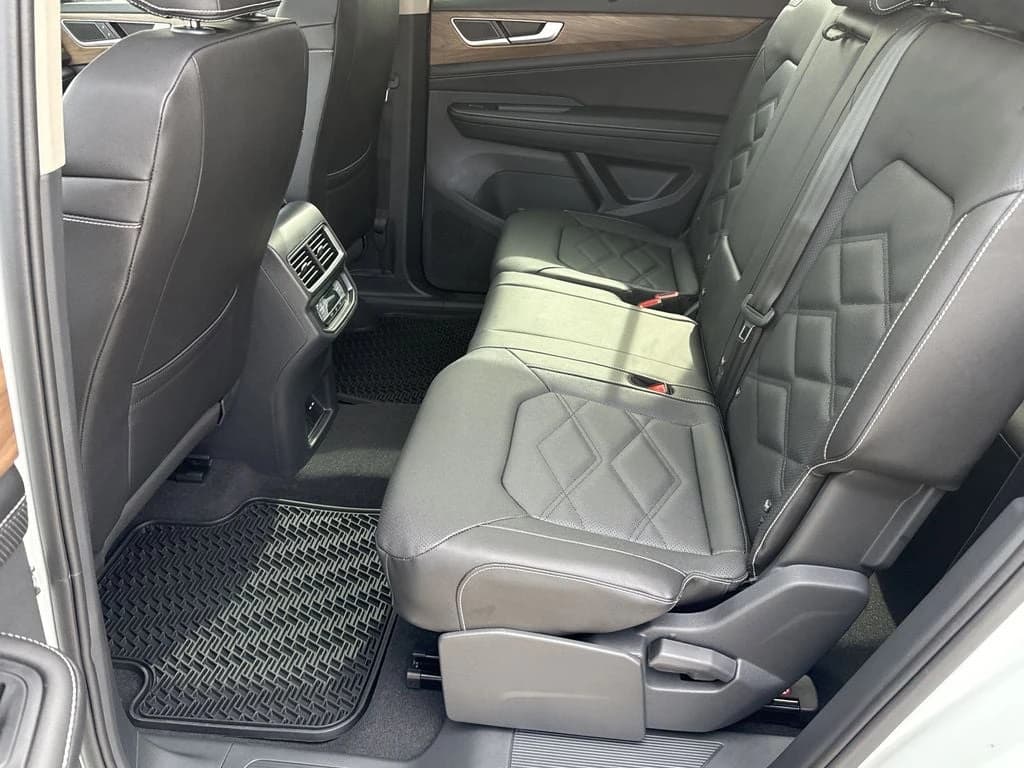 Volkswagen Atlas 2.0T SE w/Technology FWD 2026 — side view