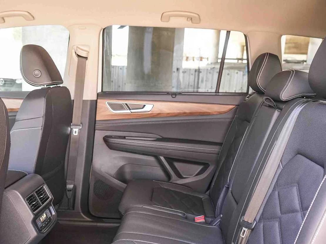 Volkswagen Atlas 2.0T SE w/Technology FWD 2026 — side view
