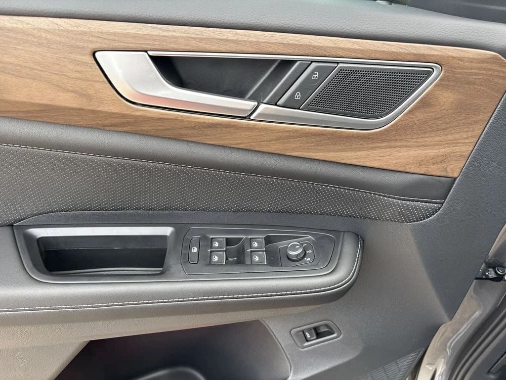 Volkswagen Atlas 2.0T SE w/Technology FWD 2025 — side view