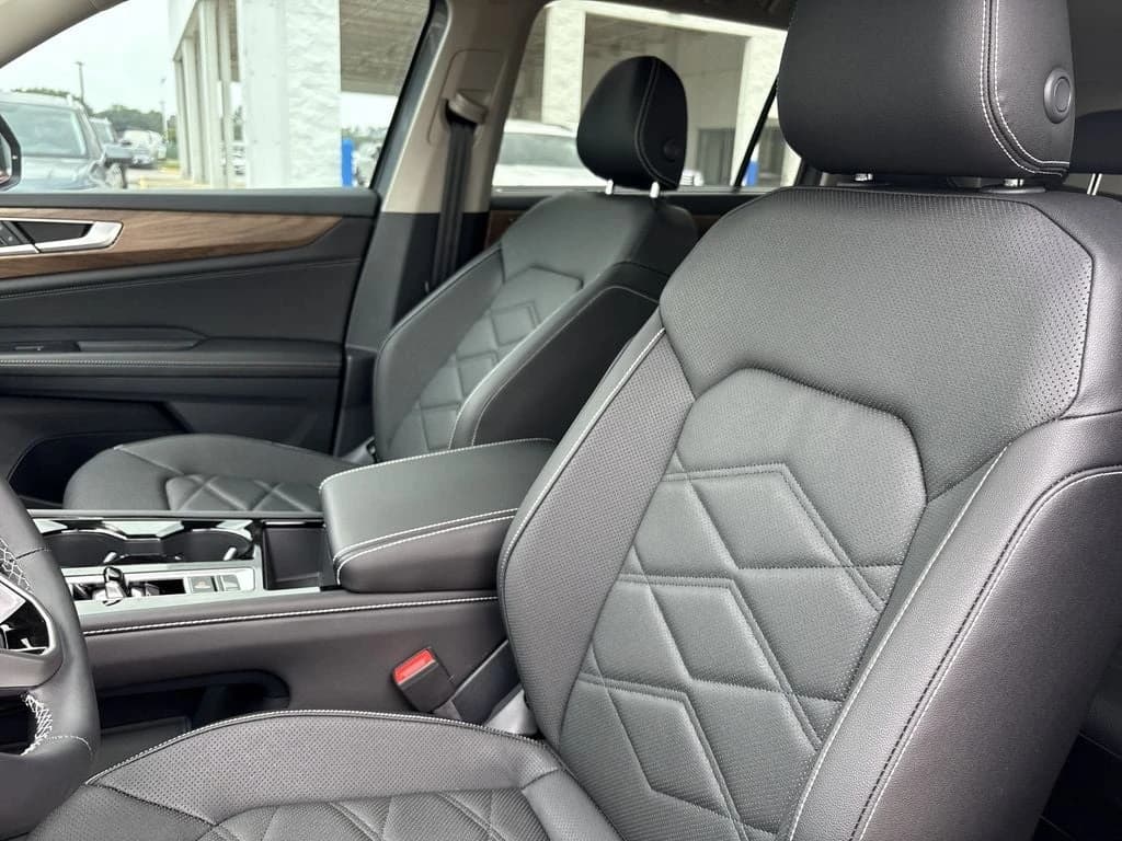Volkswagen Atlas 2.0T SE w/Technology FWD 2025 — side view