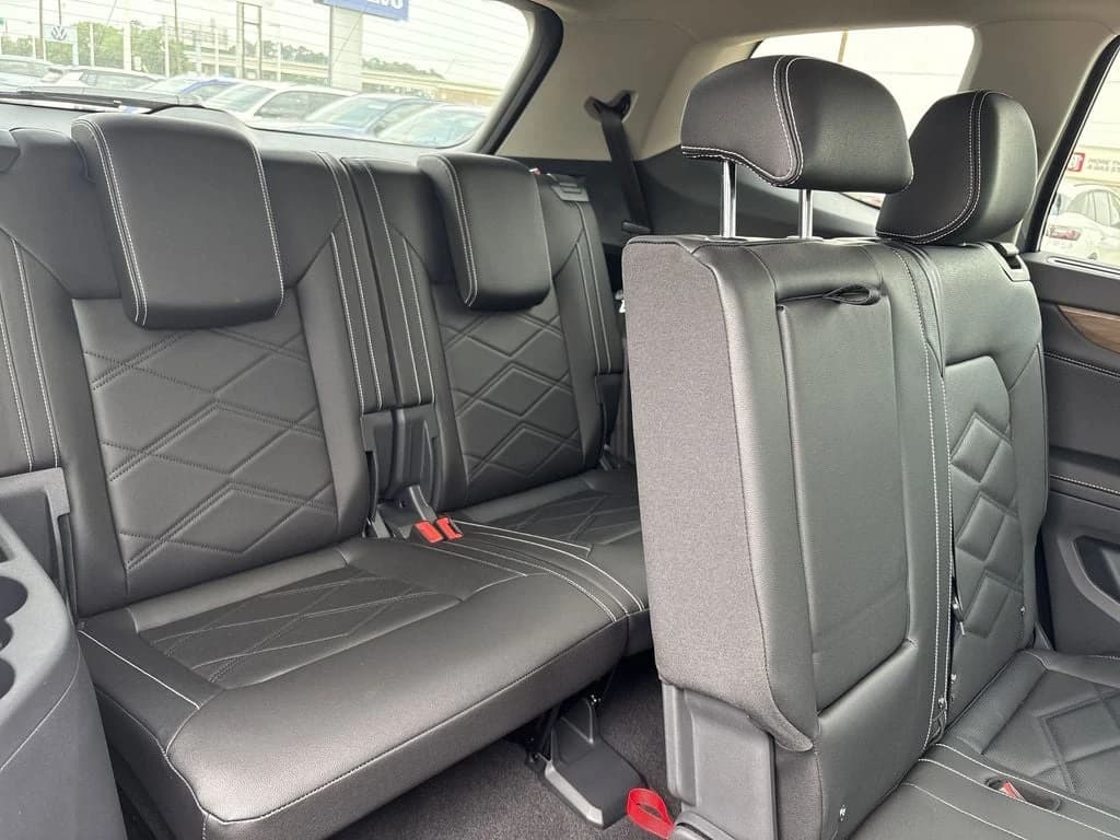 Volkswagen Atlas 2.0T SE w/Technology FWD 2025 — side view