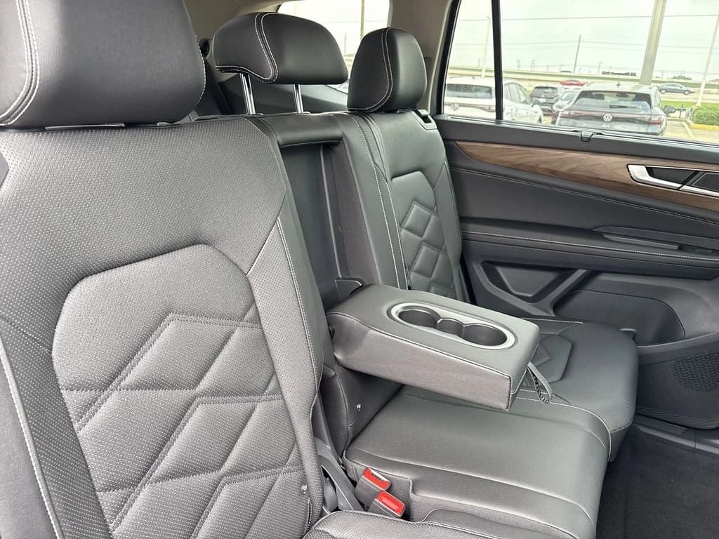 Volkswagen Atlas 2.0T SE w/Technology FWD 2025 — side view