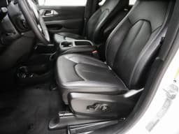 Chrysler Pacifica Select FWD 2026 — side view