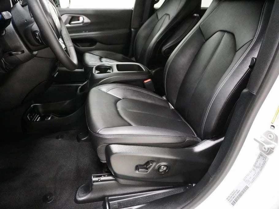 Chrysler Pacifica Select FWD 2026 — side view