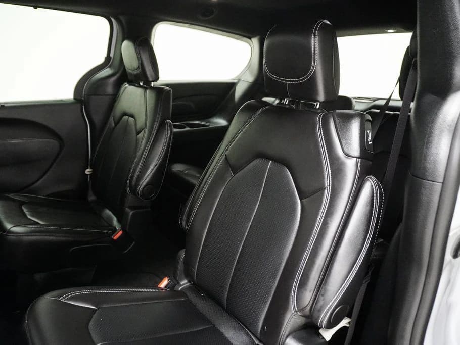 Chrysler Pacifica Select FWD 2026 — side view
