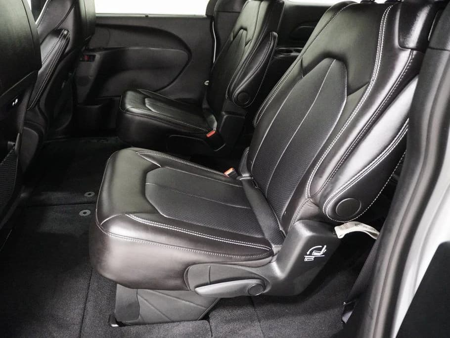 Chrysler Pacifica Select FWD 2026 — side view
