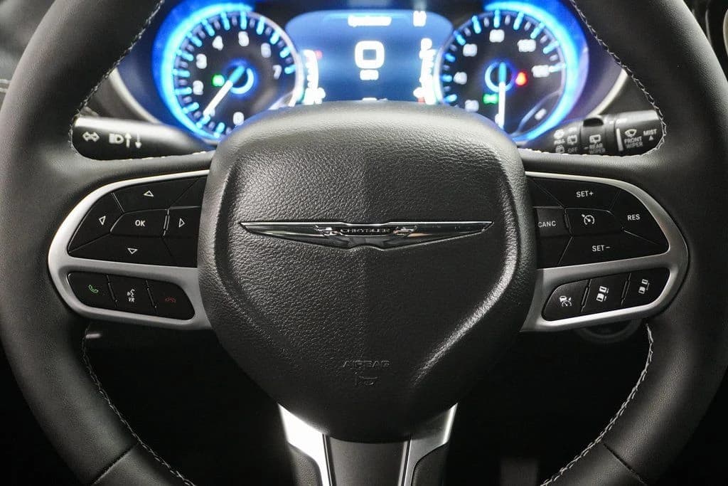 Chrysler Pacifica Select FWD 2026 — side view