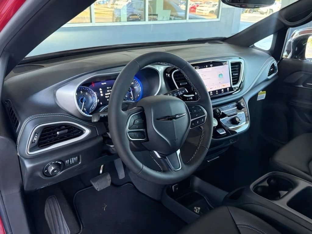 Chrysler Pacifica Select FWD 2026 — side view