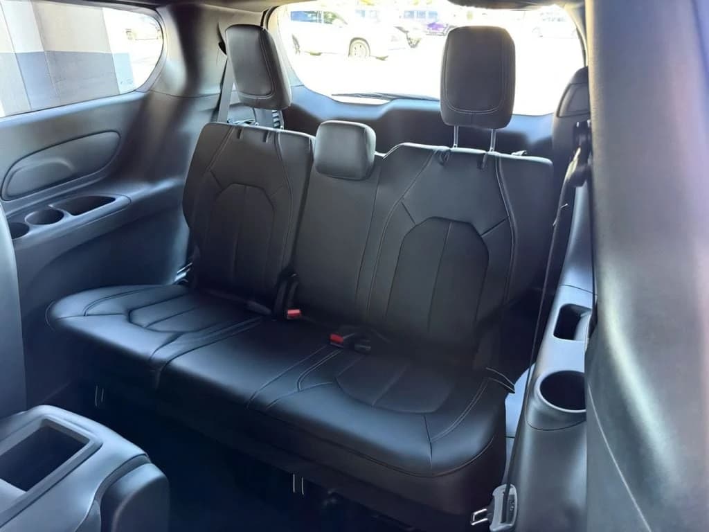 Chrysler Pacifica Select FWD 2026 — side view