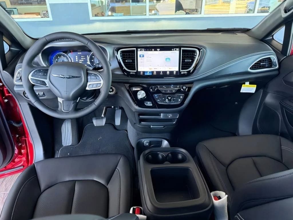 Chrysler Pacifica Select FWD 2026 — side view