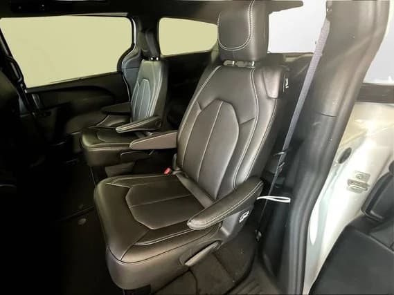 Chrysler Pacifica Select FWD 2026 — side view
