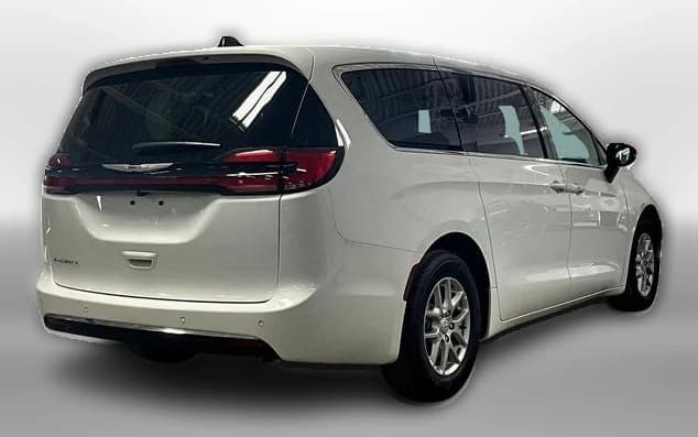 Chrysler Pacifica Select FWD 2026 — side view