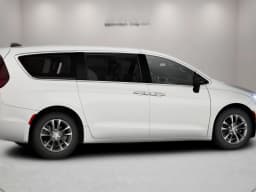 Chrysler Pacifica Select FWD 2027 — side view