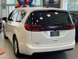 Chrysler Pacifica Select FWD 2027 — side view