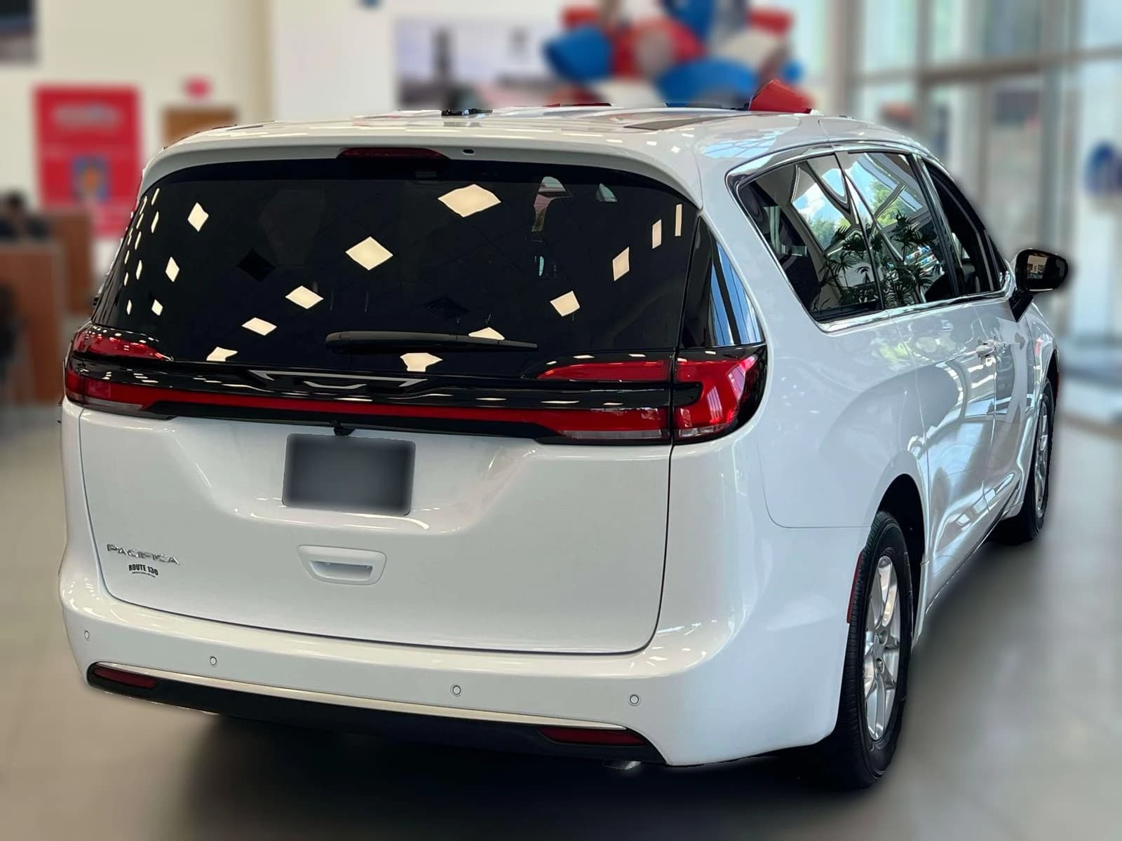 Chrysler Pacifica Select FWD 2027 — side view