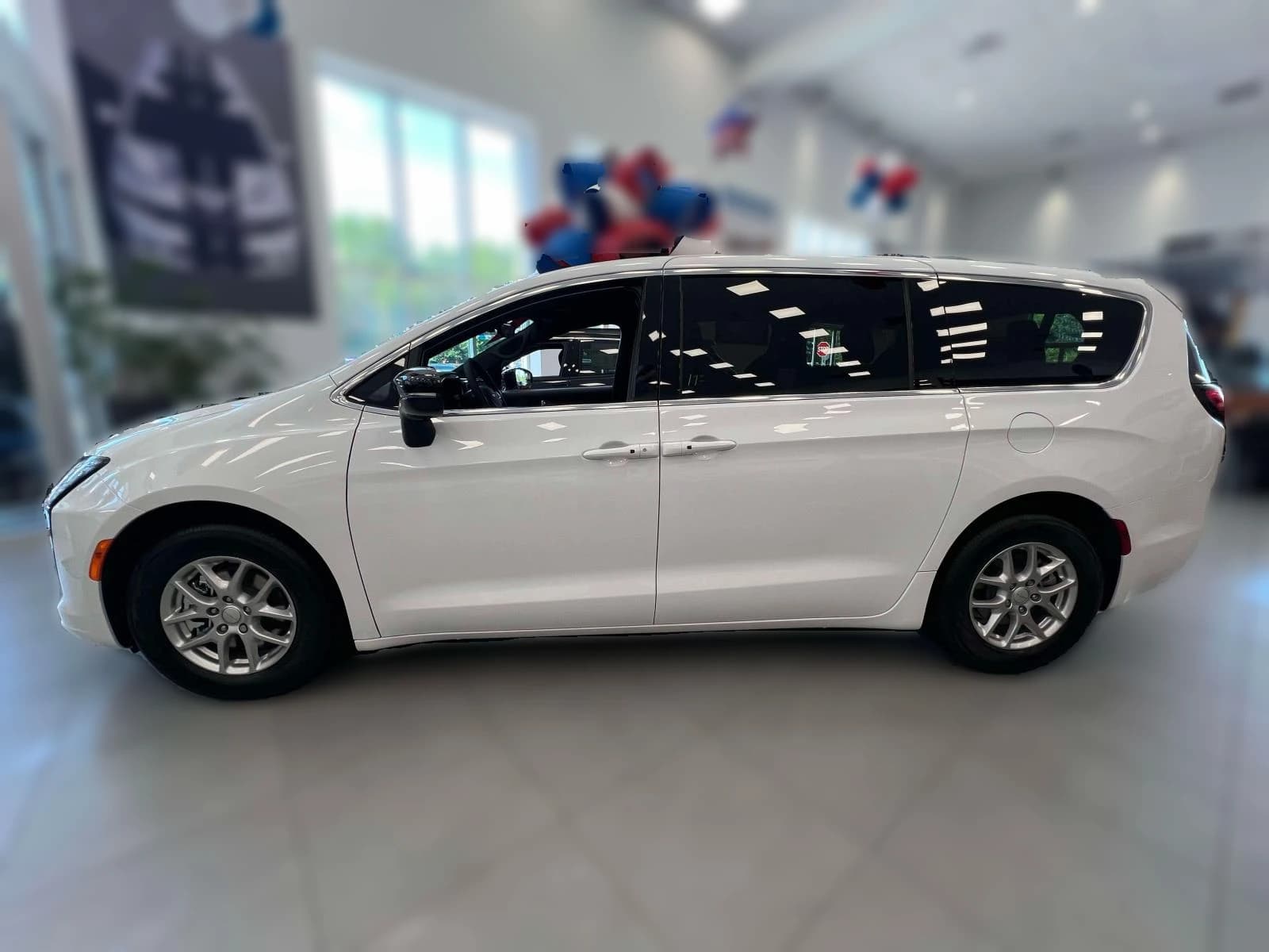 Chrysler Pacifica Select FWD 2027 — side view