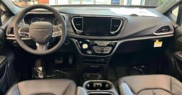 Chrysler Pacifica Select FWD 2027 — side view