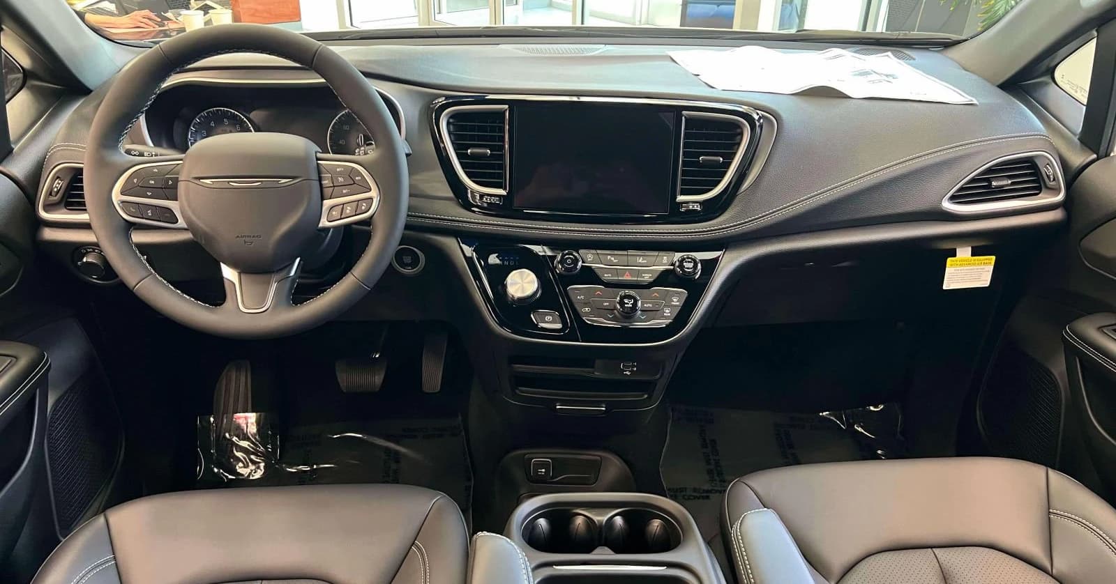 Chrysler Pacifica Select FWD 2027 — side view