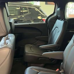 Chrysler Pacifica Select FWD 2027 — side view