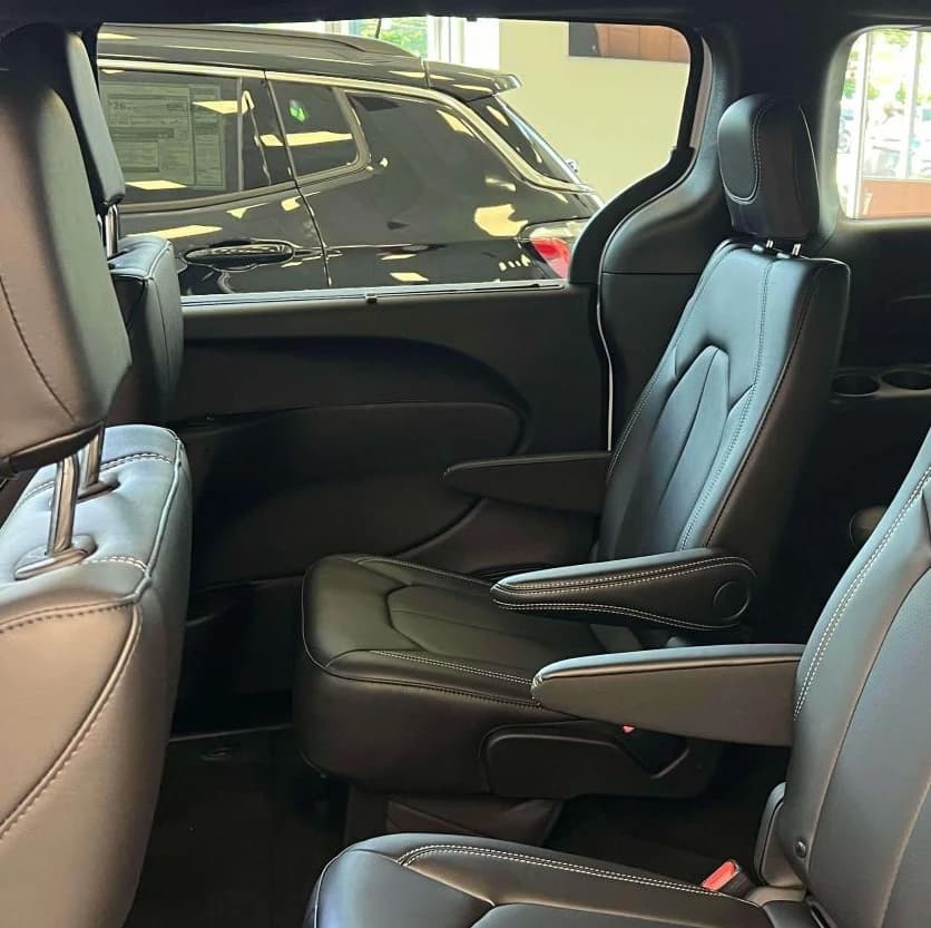 Chrysler Pacifica Select FWD 2027 — side view