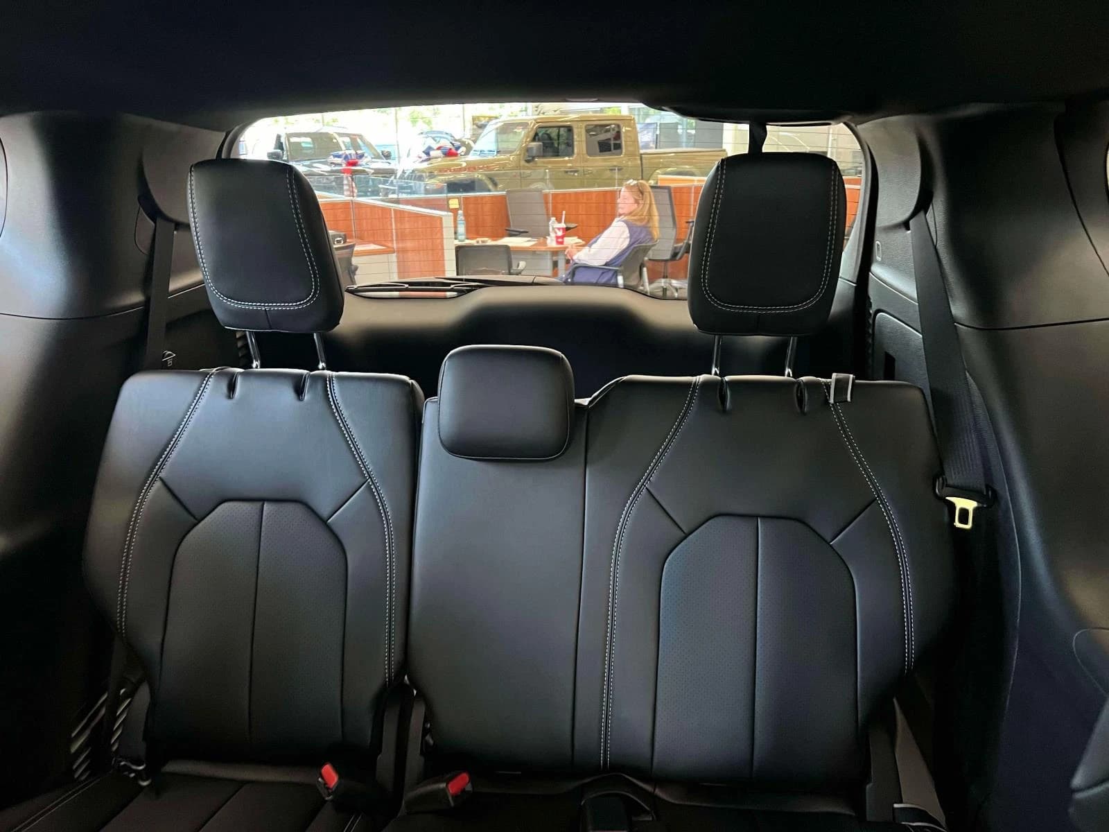 Chrysler Pacifica Select FWD 2027 — side view