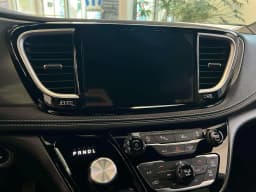 Chrysler Pacifica Select FWD 2027 — side view