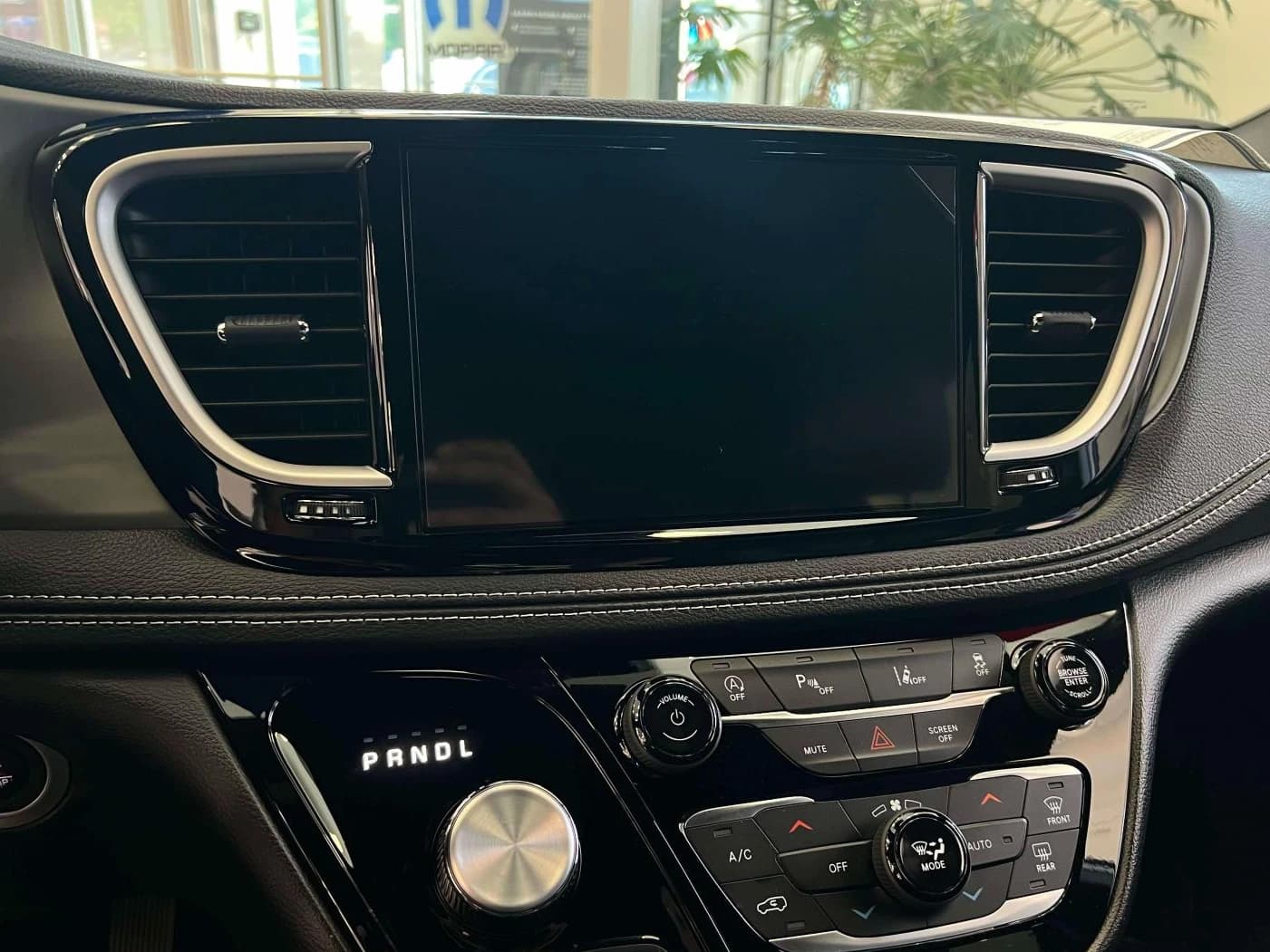 Chrysler Pacifica Select FWD 2027 — side view