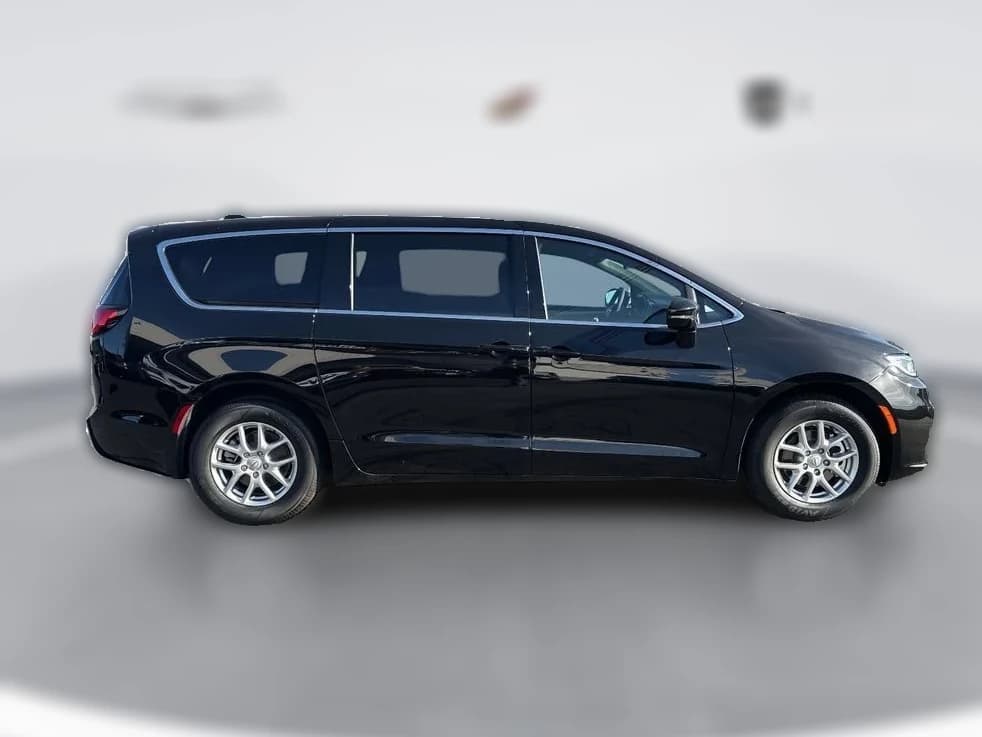 Chrysler Pacifica Select FWD 2026 — side view