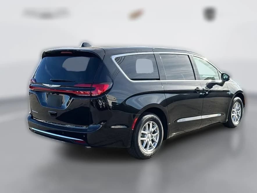 Chrysler Pacifica Select FWD 2026 — side view