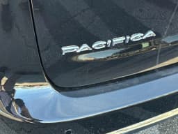 Chrysler Pacifica Select FWD 2026 — side view