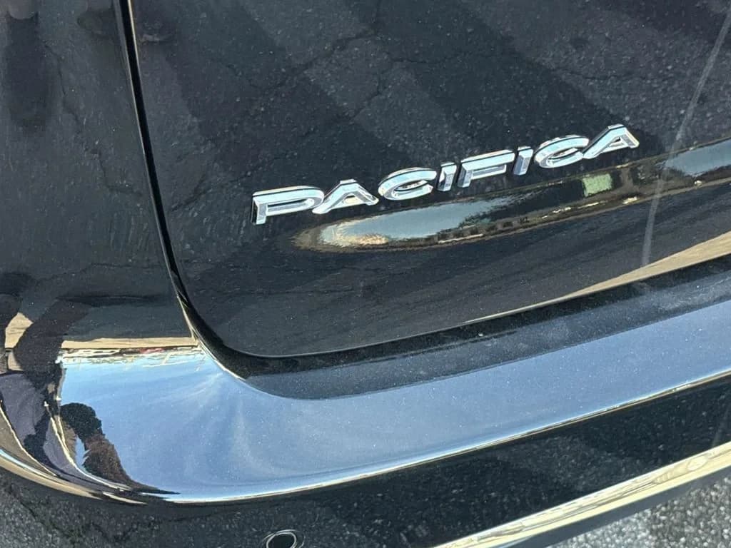 Chrysler Pacifica Select FWD 2026 — side view